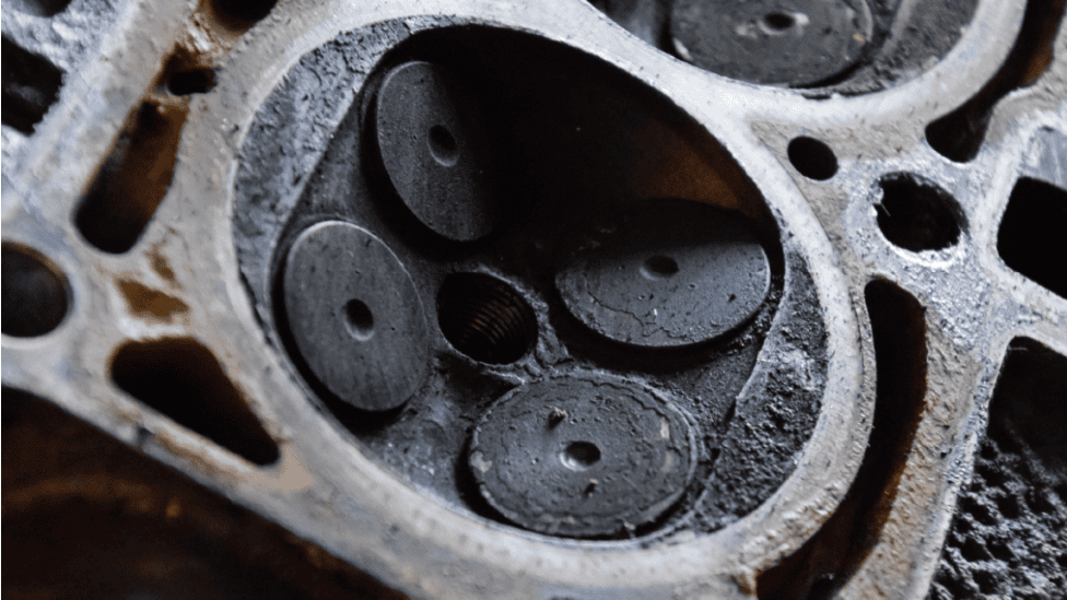 Carbon deposits on engine valves and pistons