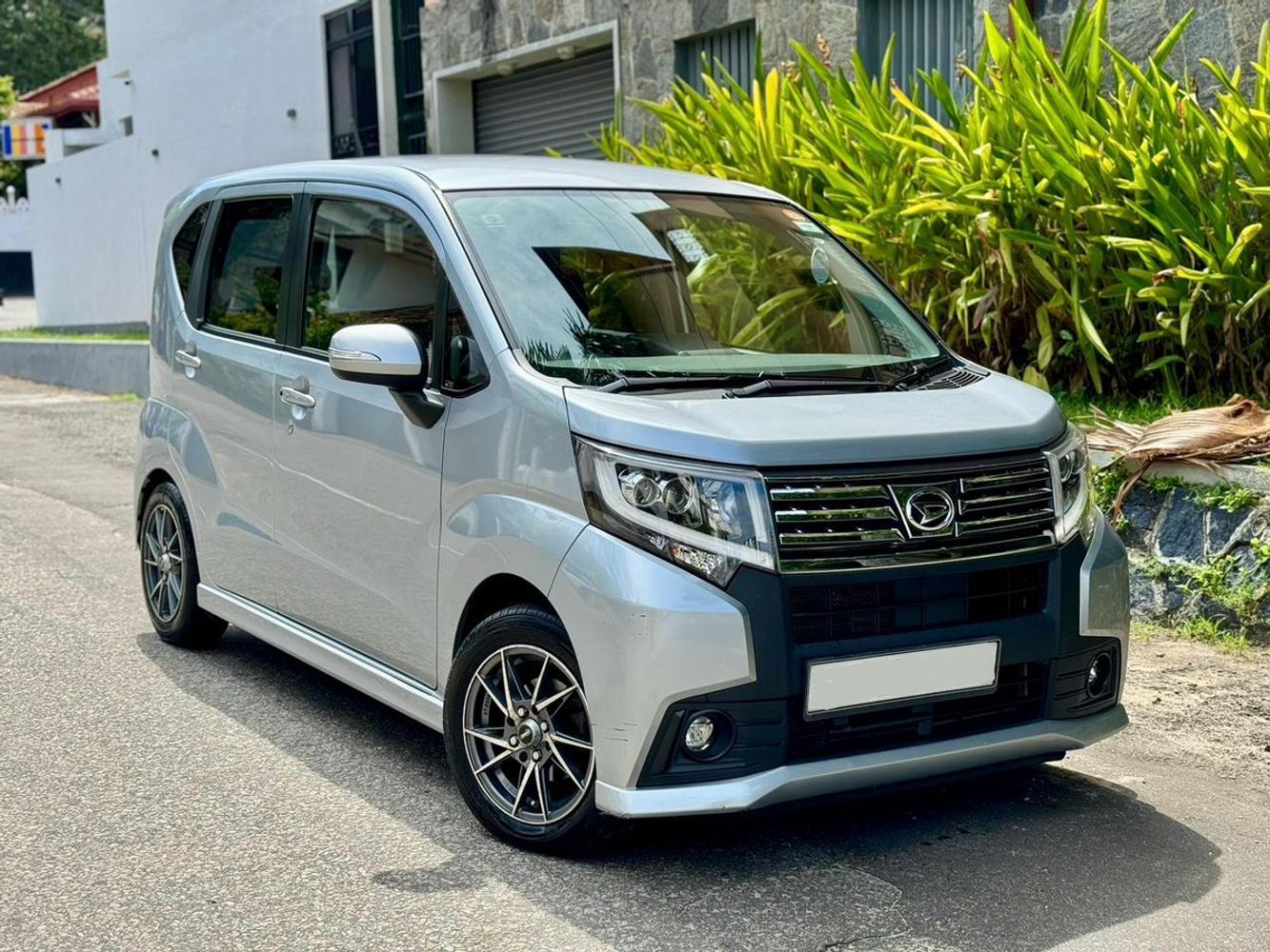 Daihatsu Move Custom 2017 Review - Specs, Features, Performance 